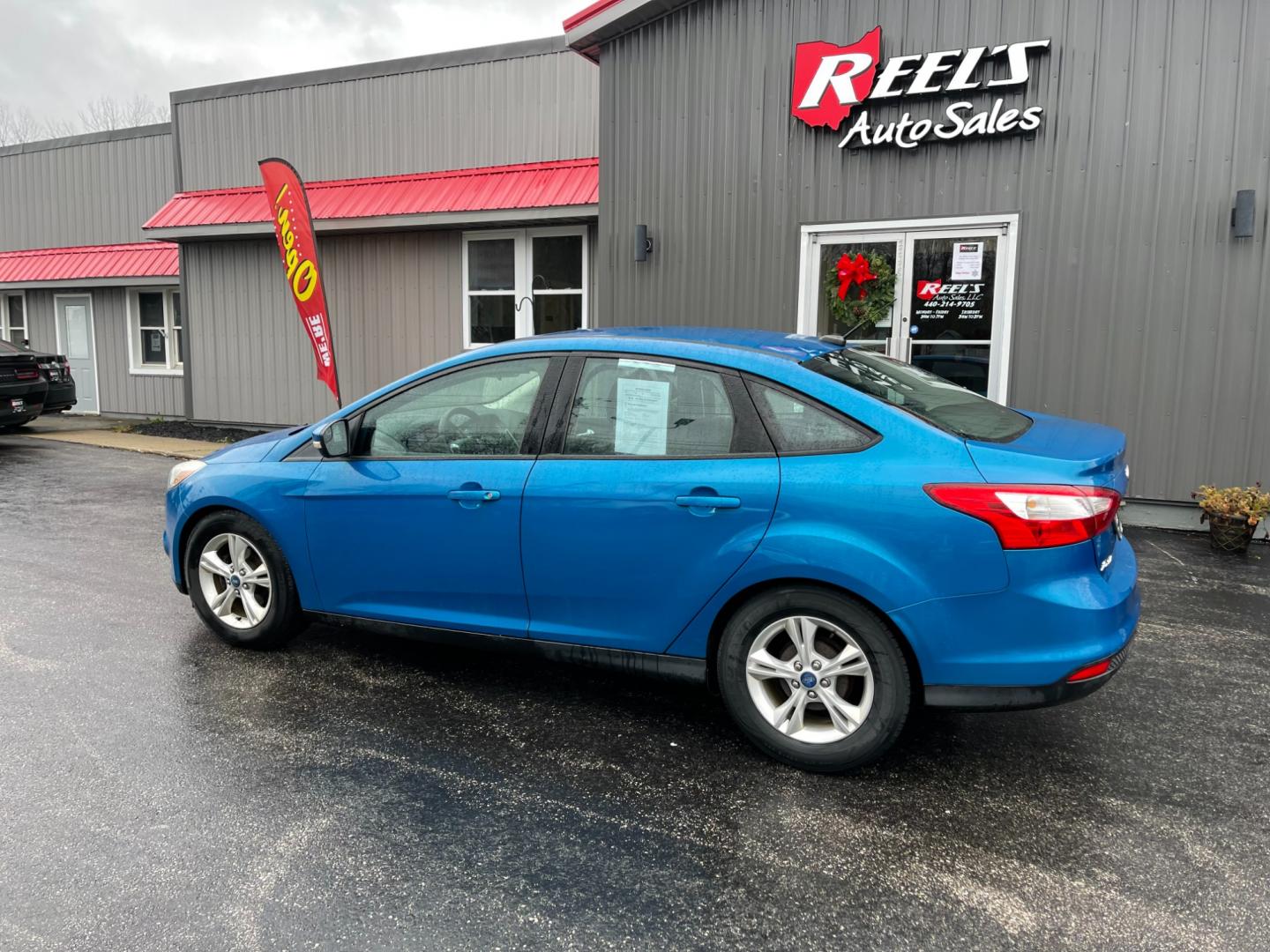 2014 Blue /Black Ford Focus SE Sedan (1FADP3F2XEL) with an 2.0L I4 DOHC 16V FFV engine, 6-Speed Automatic transmission, located at 547 E. Main St., Orwell, OH, 44076, (440) 437-5893, 41.535435, -80.847855 - Photo#12